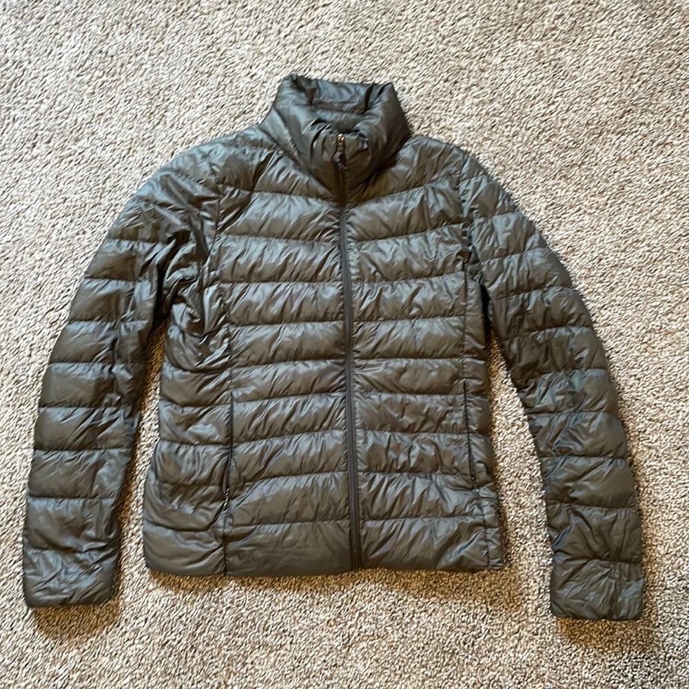 Uniqlo Women’s Ultra Light Down Jacket (Olive Green Medium with Packable Bag)